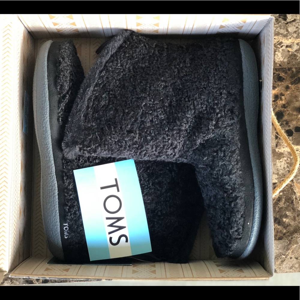 TOMS Women's Plush Faux bootie slippers - Picture 6 of 12